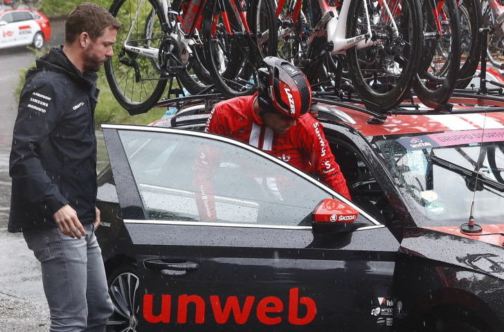 Sunweb's former Giro d'Italia winner Tom Dumoulin swaps his bike for a car after abandoning this year's race early in stage five because of the knee injury he sustained in yesterday's crash near the finish ©Getty Images