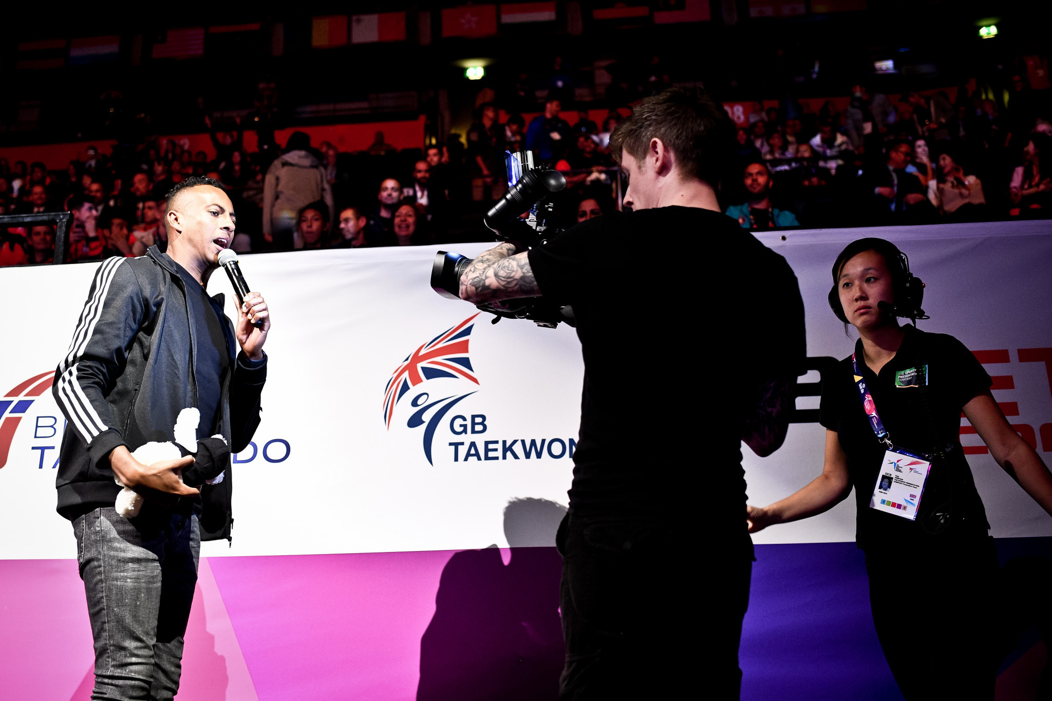The atmosphere at Manchester Arena was amplified by the presenters throughout the day ©World Taekwondo