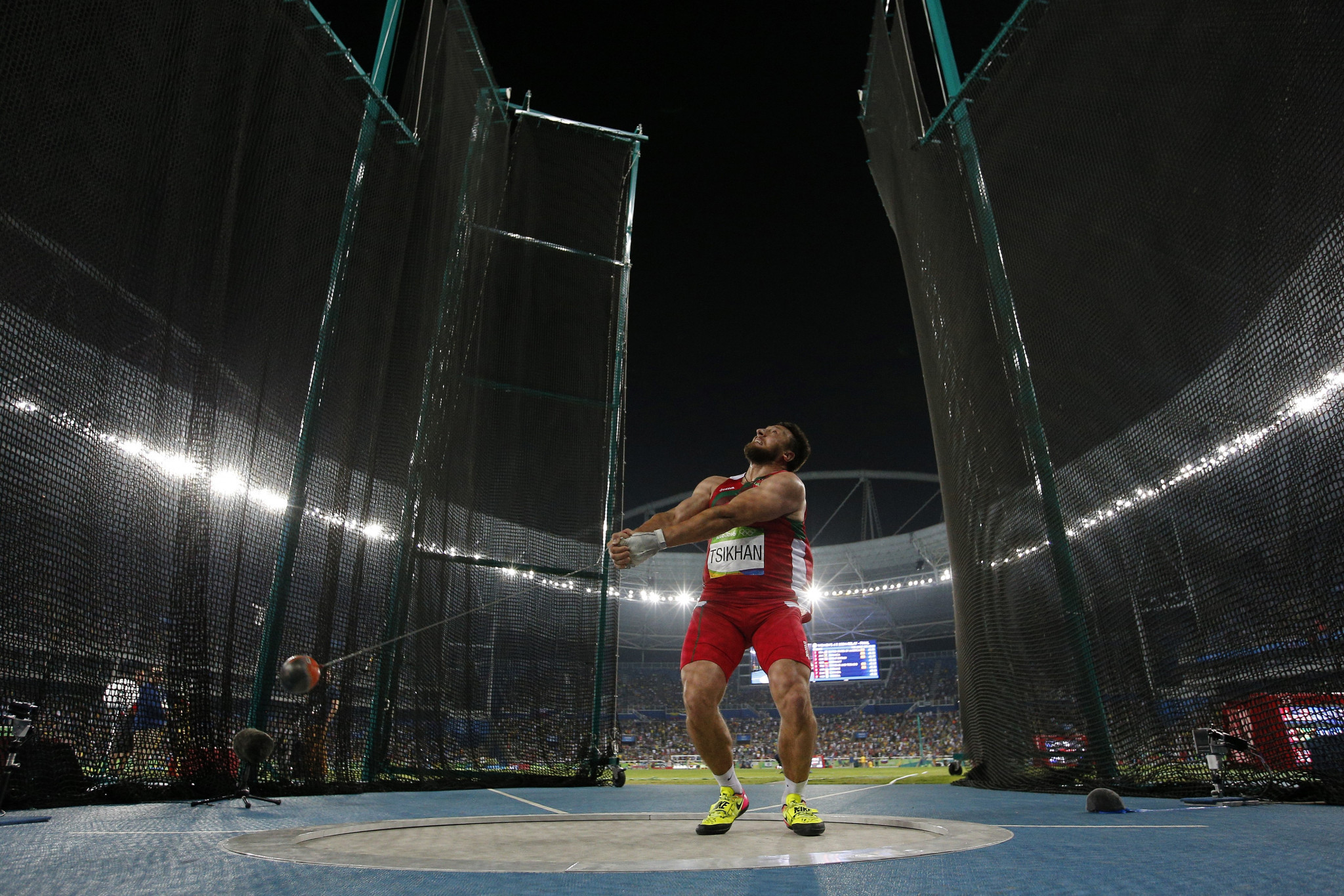 Ivan Tsikhan prepares to launch the hammer at Tokyo 2020 ©Getty Images