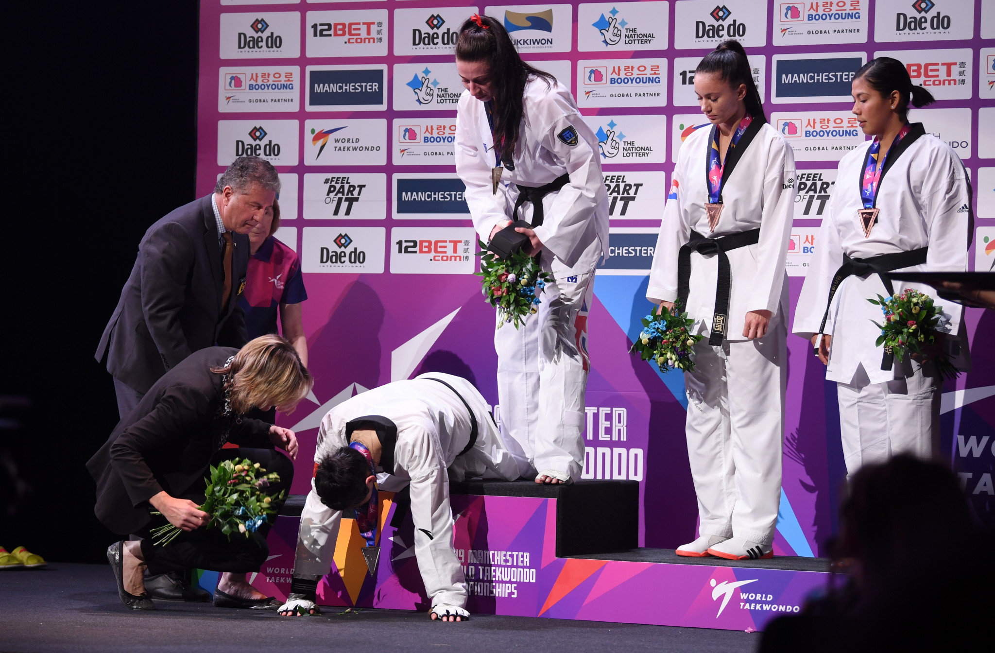 China's Zheng Shuyin collapsed to the floor in tears during the women's over-73kg medal ceremony ©Getty Images