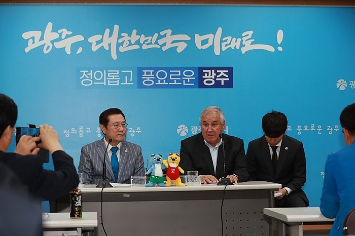 FINA executive director Cornel Marculescu and Mayor of Gwangju Lee Yong-sup held a press conference to urge North Korea to participate in the upcoming World Championships in Gwangju ©FINA