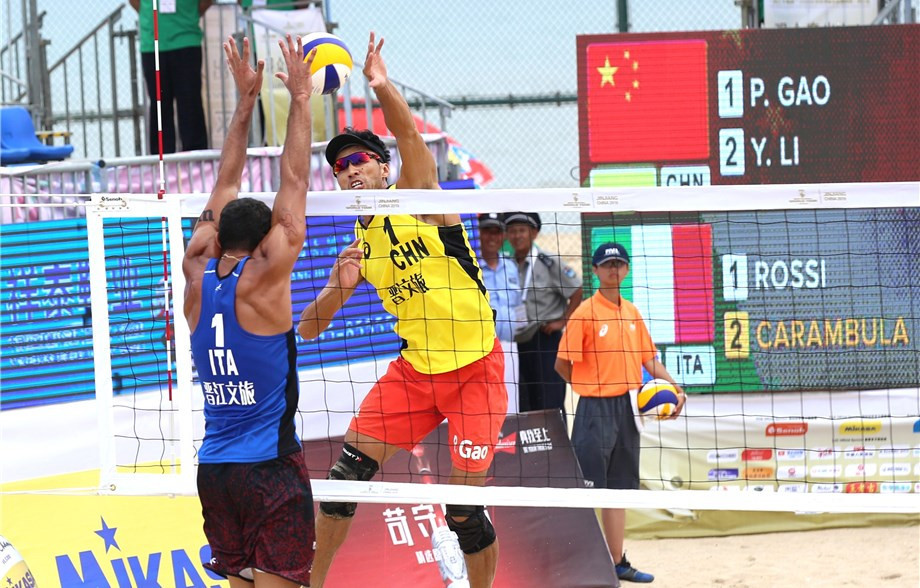 Italy's Enrico Rossi and Adrian Ignacio Carambula Raurich upset the home crowd by beating China's top pair ©FIVB