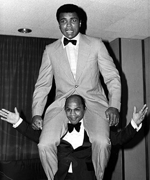 Precious McKenzie balances boxing great Muhammad Ali on his shoulders ©Precious McKenzie