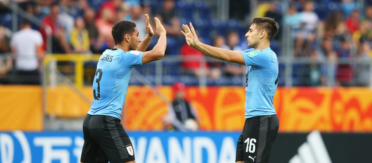 Uruguay beat Honduras to qualify for the last 16 ©FIFA