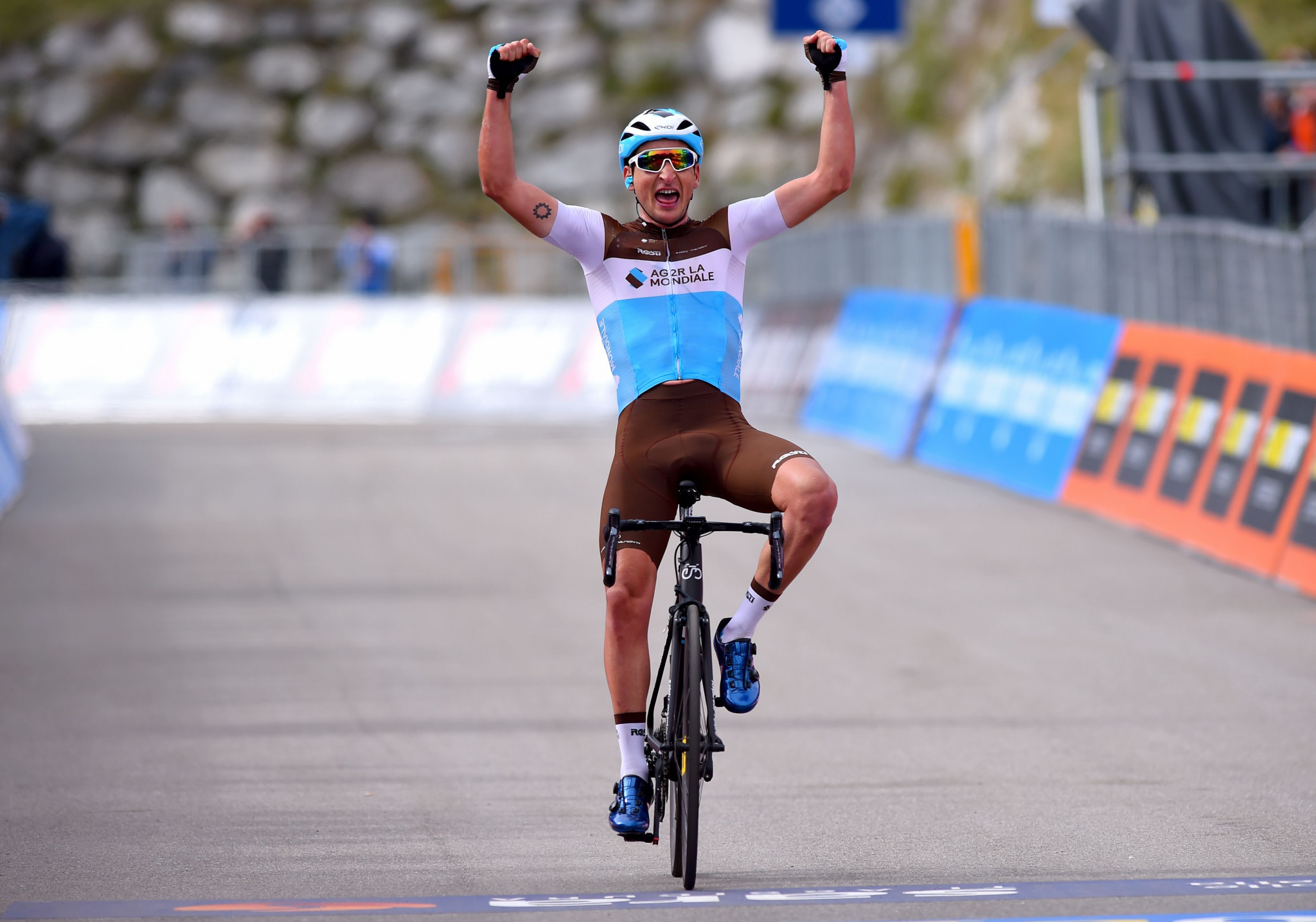 Peters triumphs on stage 17 of Giro d'Italia as Carapaz maintains grip on overall lead