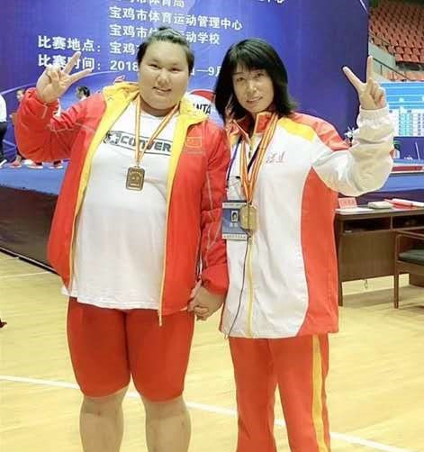Chinese weightlifting talent Li Wenwen and coach Guan Yongmei ©Cao Wenyuan