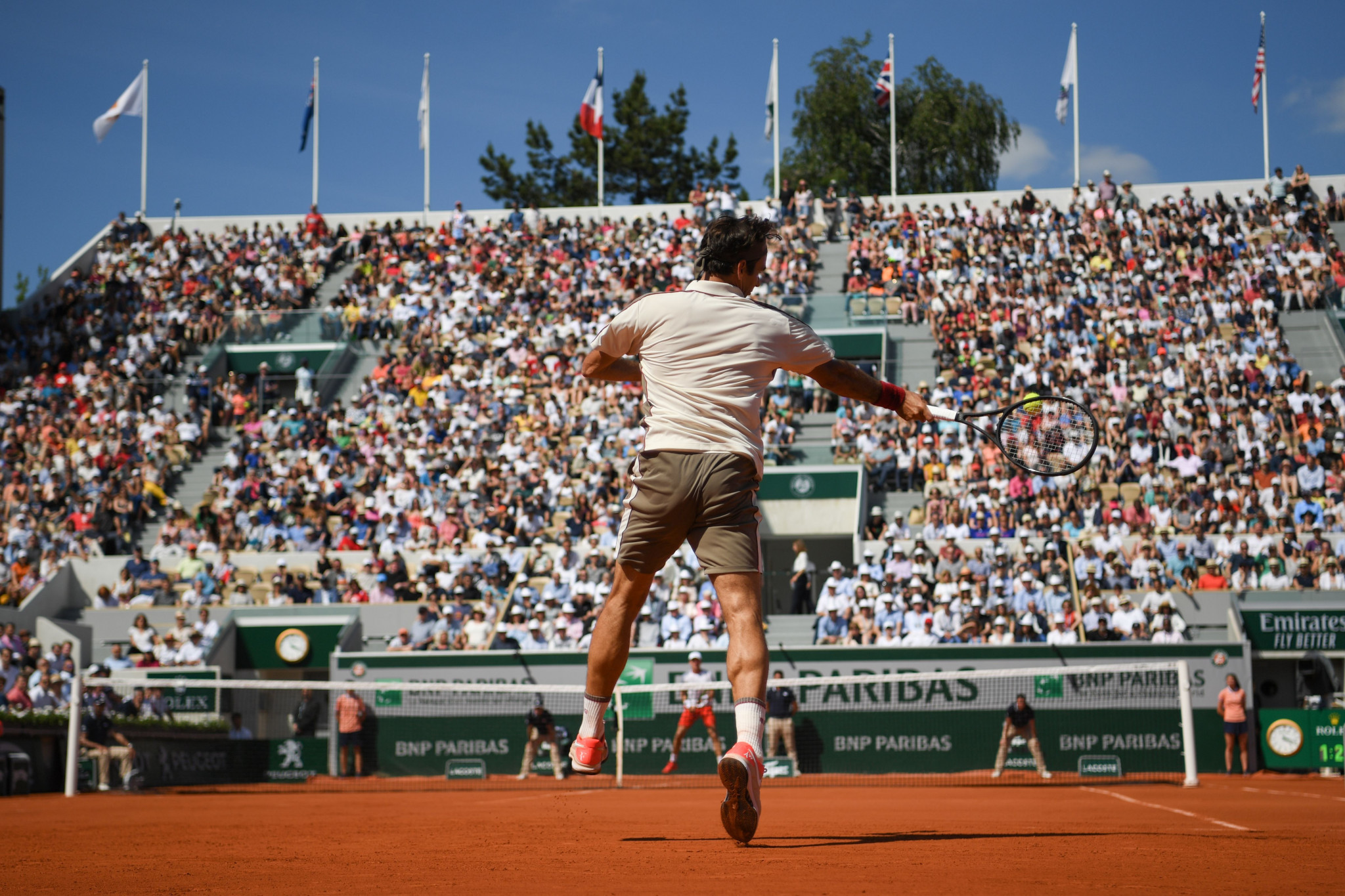 Switzerland's Roger Federer returns the ball against Norway's Casper Ruud during their men's singles third-round match at the French Open ©Getty Images