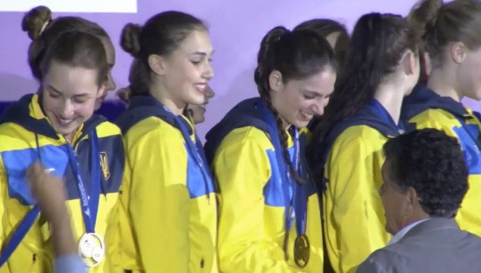 The Ukraine team free squad receive their medals ©FINA