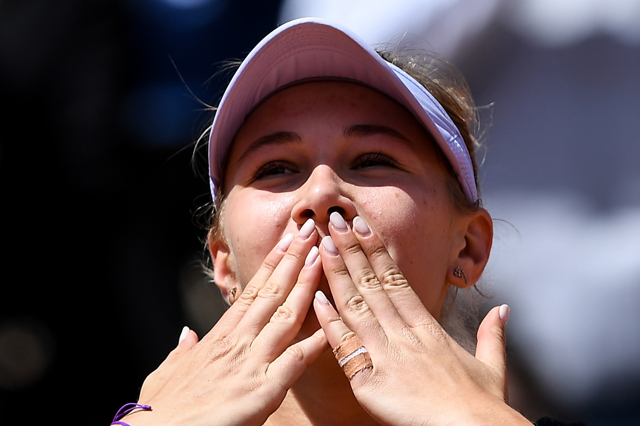 Teenager Amanda Anisimova salutes the French Open crowd after claiming a place in the last four at Roland Garros ©Getty Images