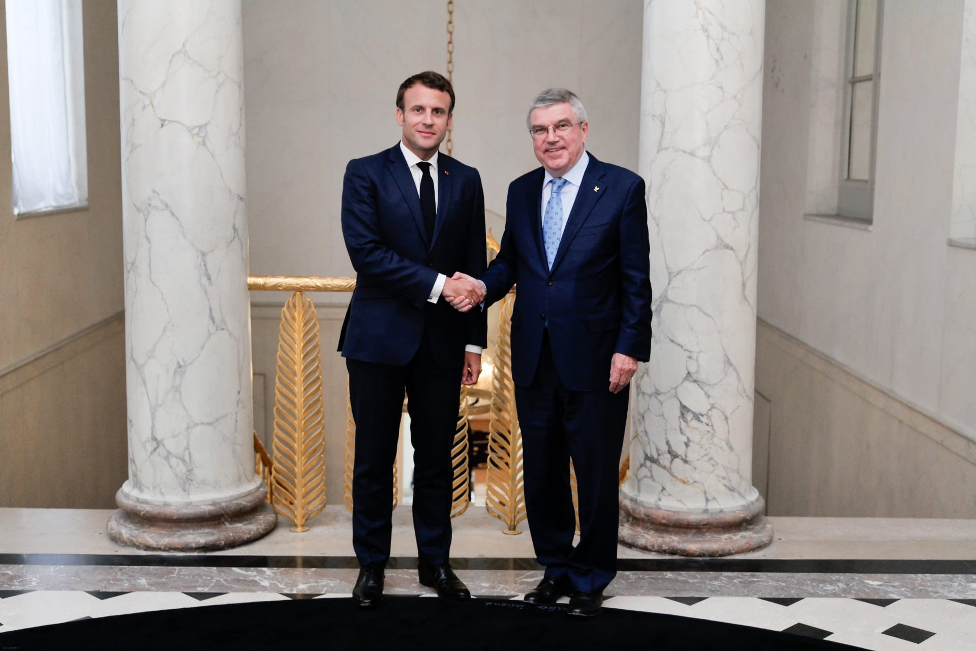 French President Emmanuel Macron welcomed IOC President Thomas Bach to the Élysée Palace ©IOC 