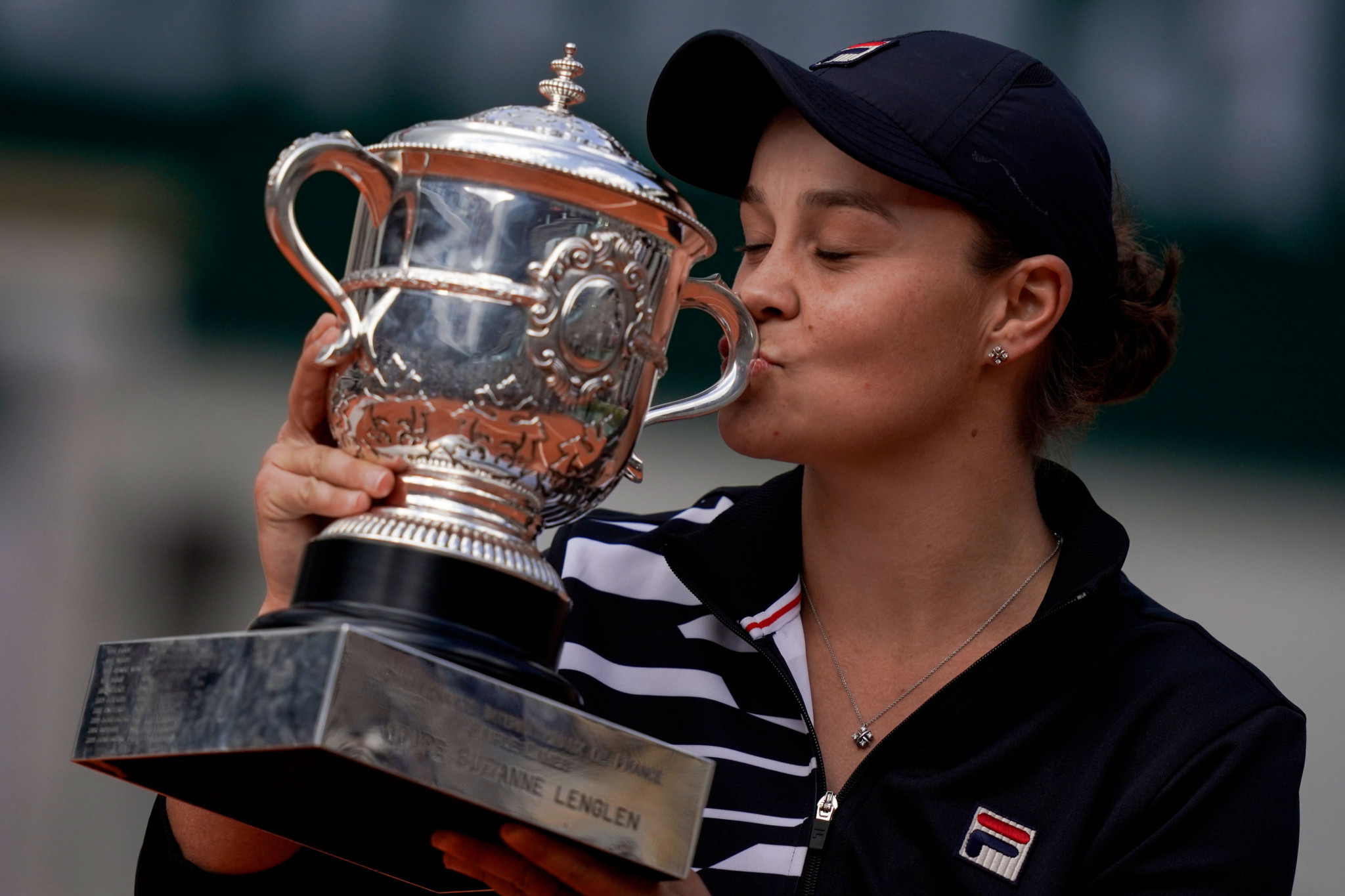 Australia's Ashleigh Barty kisses the trophy Suzanne Lenglen after winning the French Open title ©Getty Images