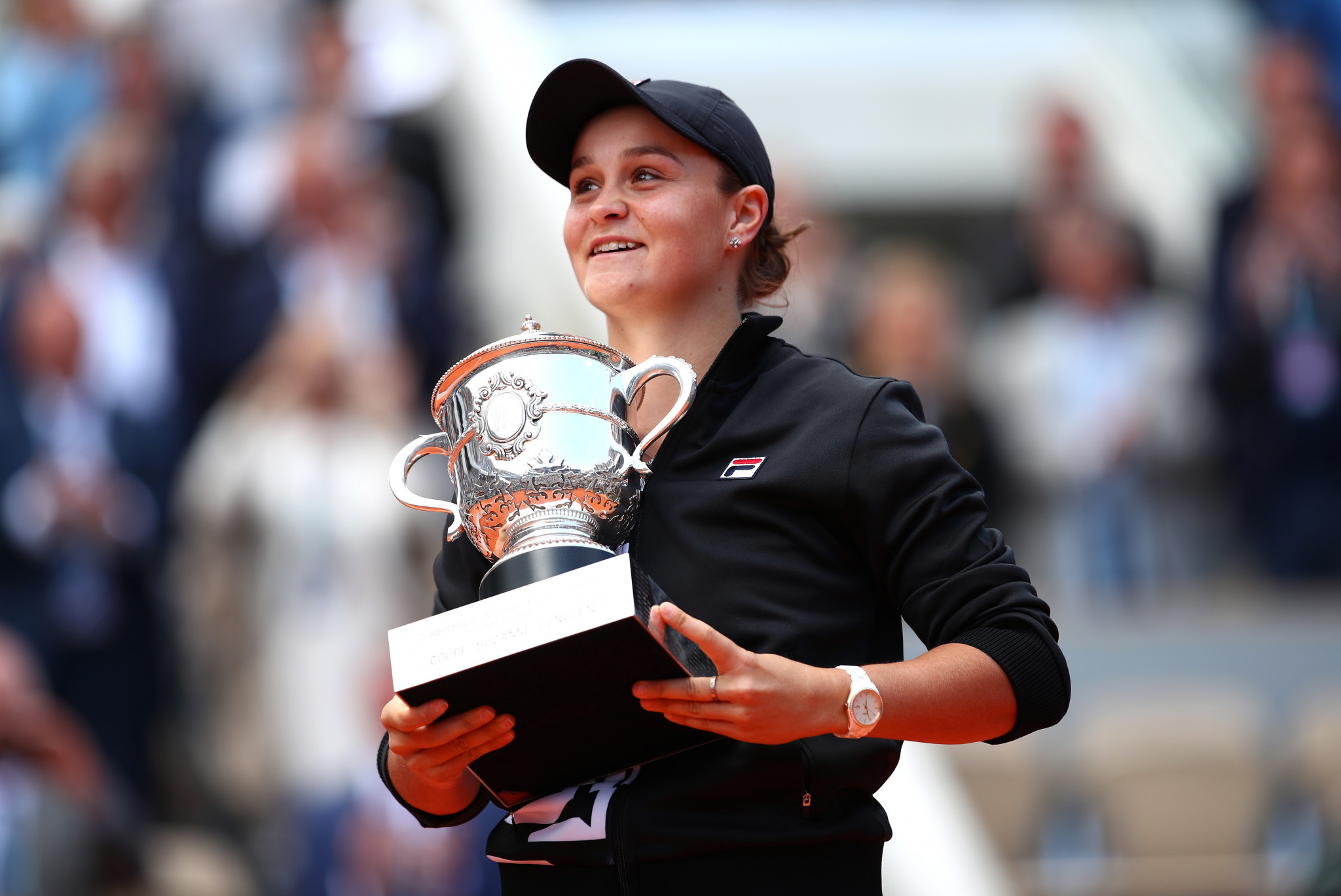 Australian Ashleigh Barty parades the Suzanne Lenglen trophy ©Getty Images