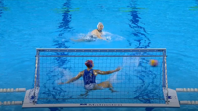 Italy beat Russia on penalties, Daria Ryzhkova hitting both posts with her decisive miss © FINA