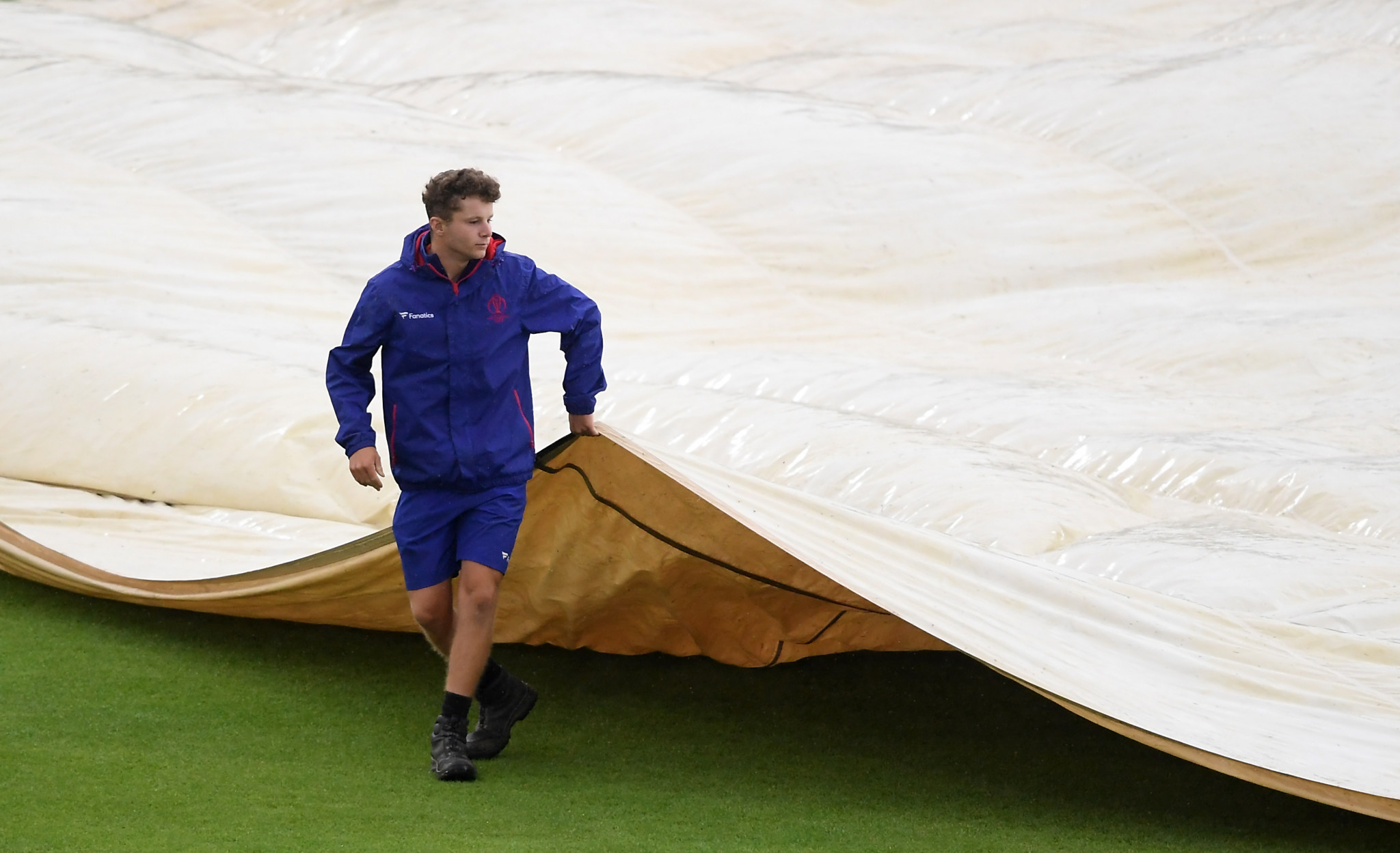 The covers briefly came off the pitch at Hampshire Bowl before the rain returned ©Getty Images