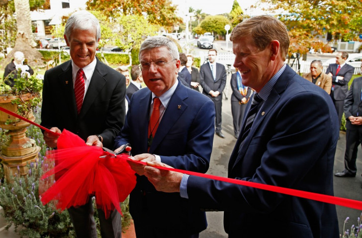 Thomas Bach opens Olympic House in Auckland alongside New Zealand's IOC member Barry Maister (left) and New Zealand Olympic Committee head Mike Stanley ©IOC/Ian Jones