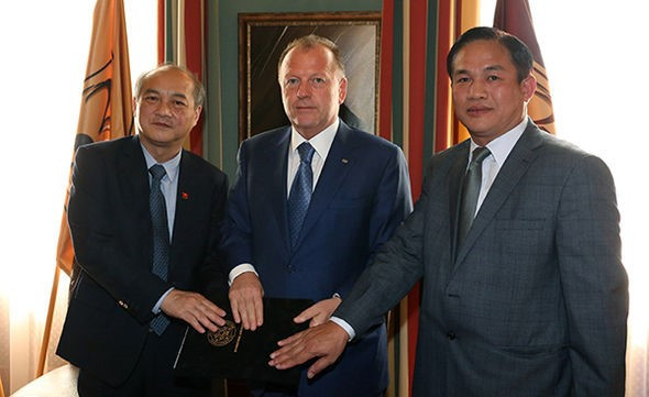 IJF President Marius Vizer, centre, VSA chairman Vuong Bich Thang, left, and VJA President Nguyen Manh Hung, right, were on hand to sign the agreements ©IJF