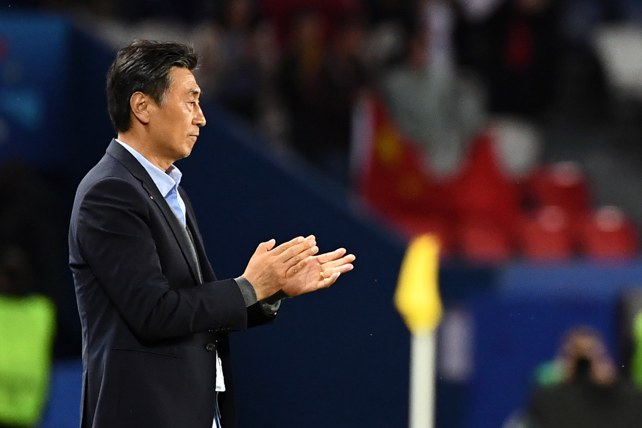 China's coach Xiuquan Jia applauds his side ©Getty Images