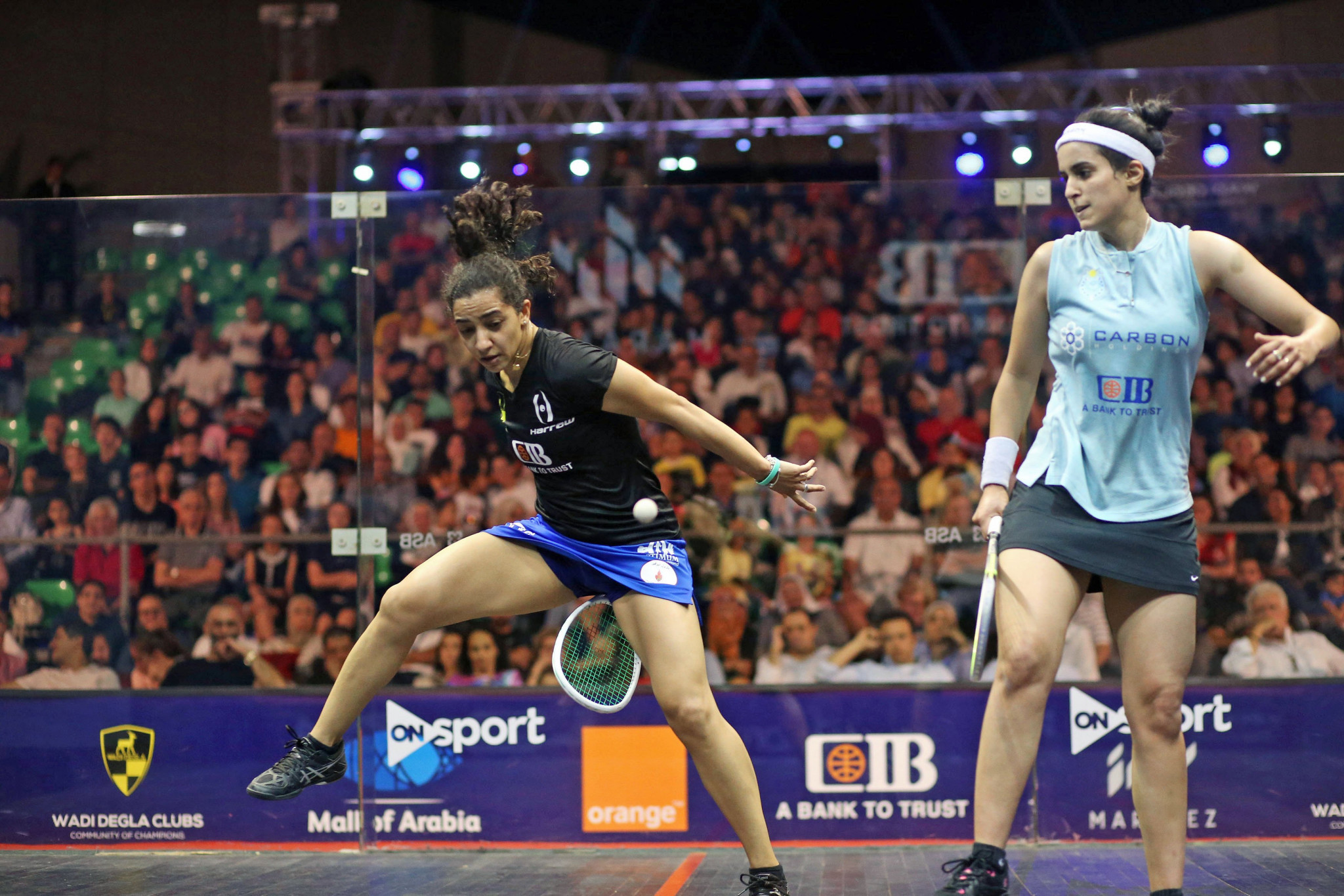 Raneem El Welily gets creative during her clash with Nour El Tayeb ©PSA World Tour/Twitter