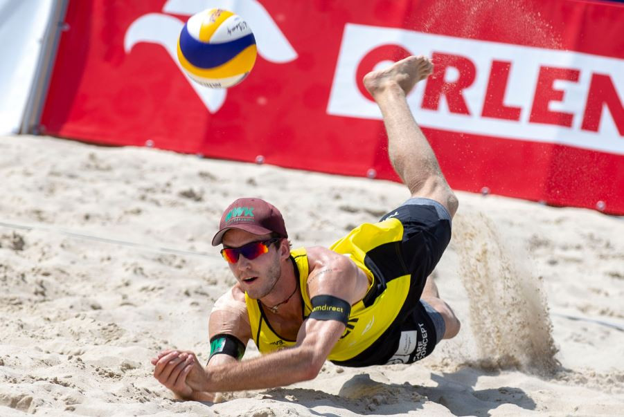 Germany’s Clemens Wickler makes a low save in his match against Americans Nicholas Lucena and Philip Dalhausser ©FIVB 