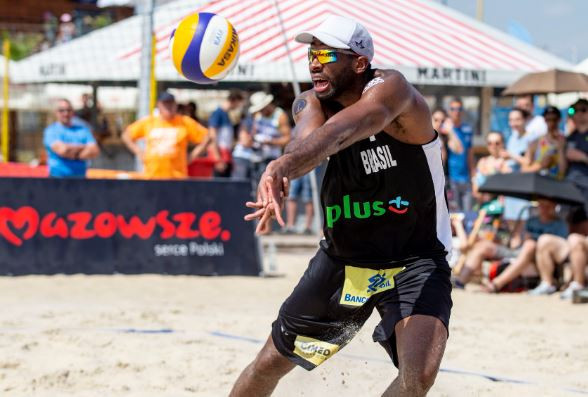 Brazilian Evandro Gonçalves de Oliveira Junior in action during the pool stages of the International Volleyball Federation Beach World Tour in Warsaw ©FIVB