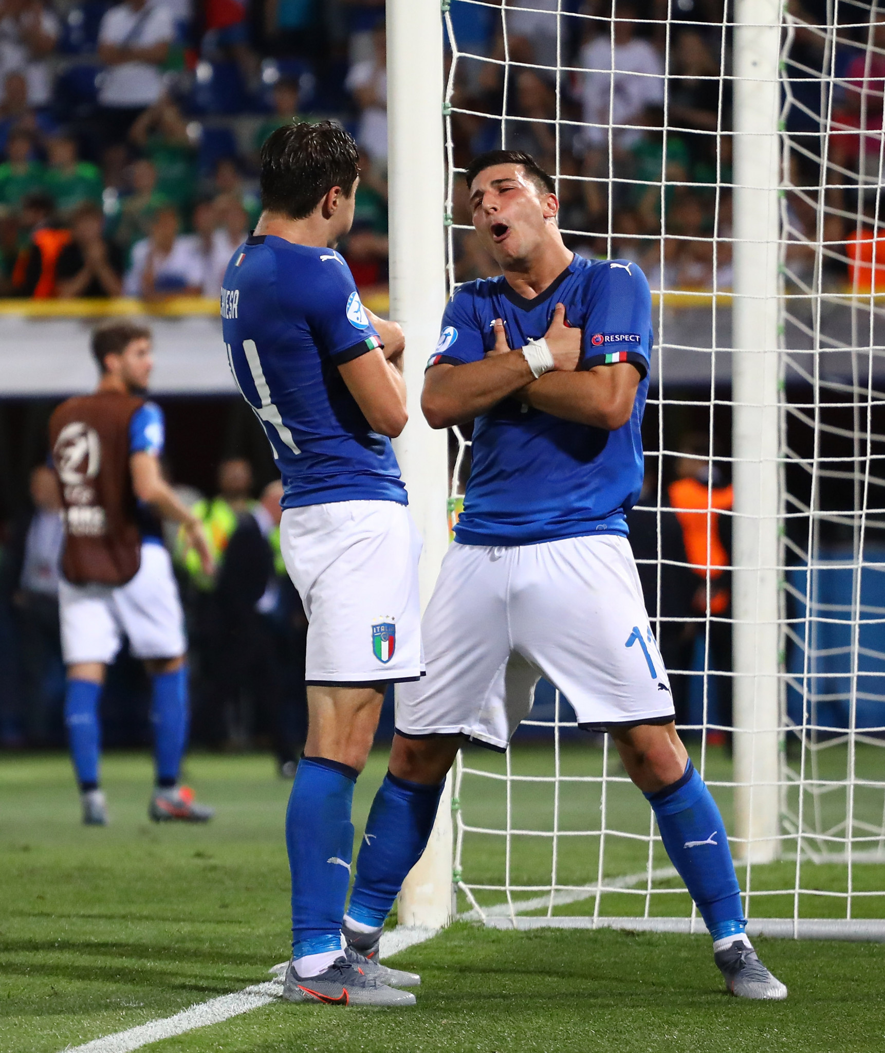 Italy's Federico Chiesa, left, and Riccardo Orsolini celebrate victory over Spain ©Getty Images