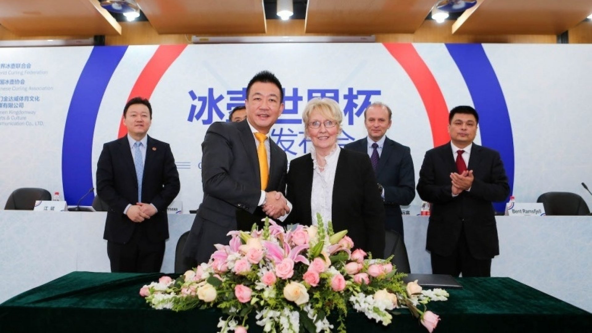 Jiang Bin, chief executive of the Kingdomway Group, left, signs the deal in May 2018 with World Curling Federation President Kate Caithness to launch the Curling World Cup ©WCF