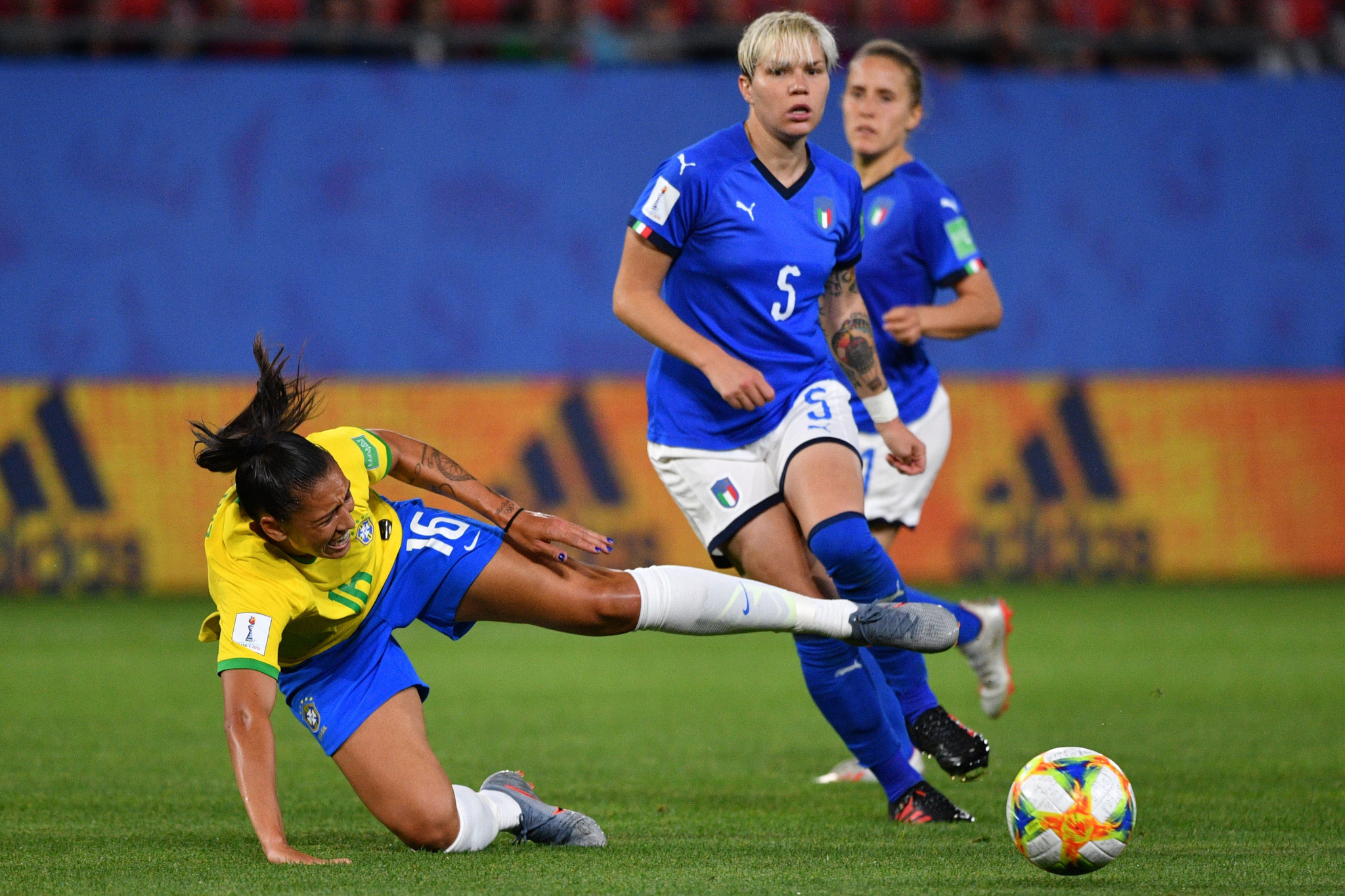 Brazil forward Beatriz vies with Italy defender Elena Linari ©Getty Images