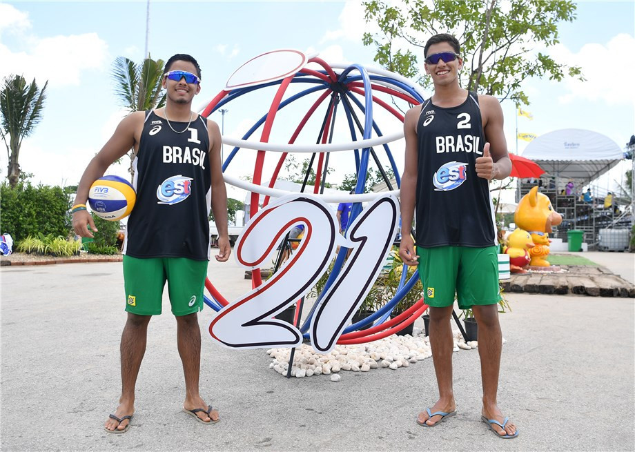 Brazilian twin brothers Renato and Rafael Lima de Carvalho were among the group winners today in Thailand ©FIVB