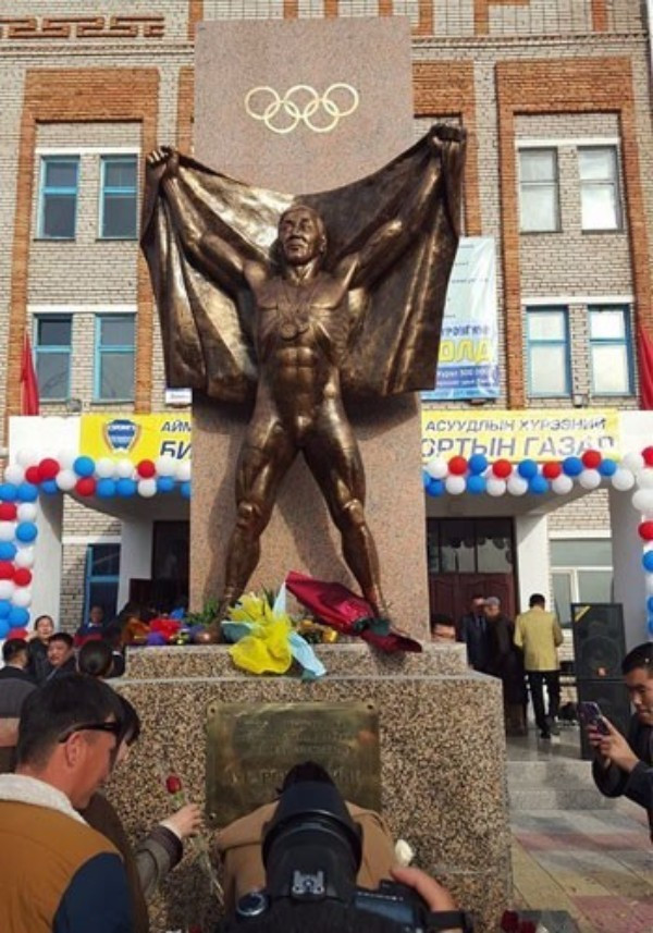 Mongolian National Olympic Committee help unveil statue for Moscow 1980 bronze medal winning wrestler