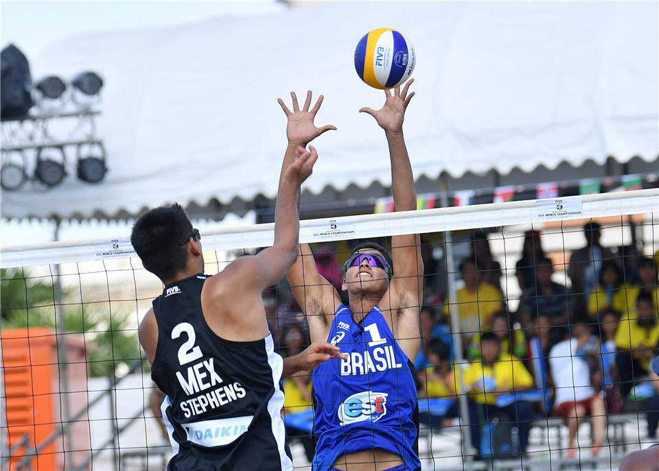 Brazilian twin brothers Renato and Rafael Lima de Carvalho came through a tense encounter with Mexico’s Miguel Sarabia and Raymond Gerald Stephens ©FIVB