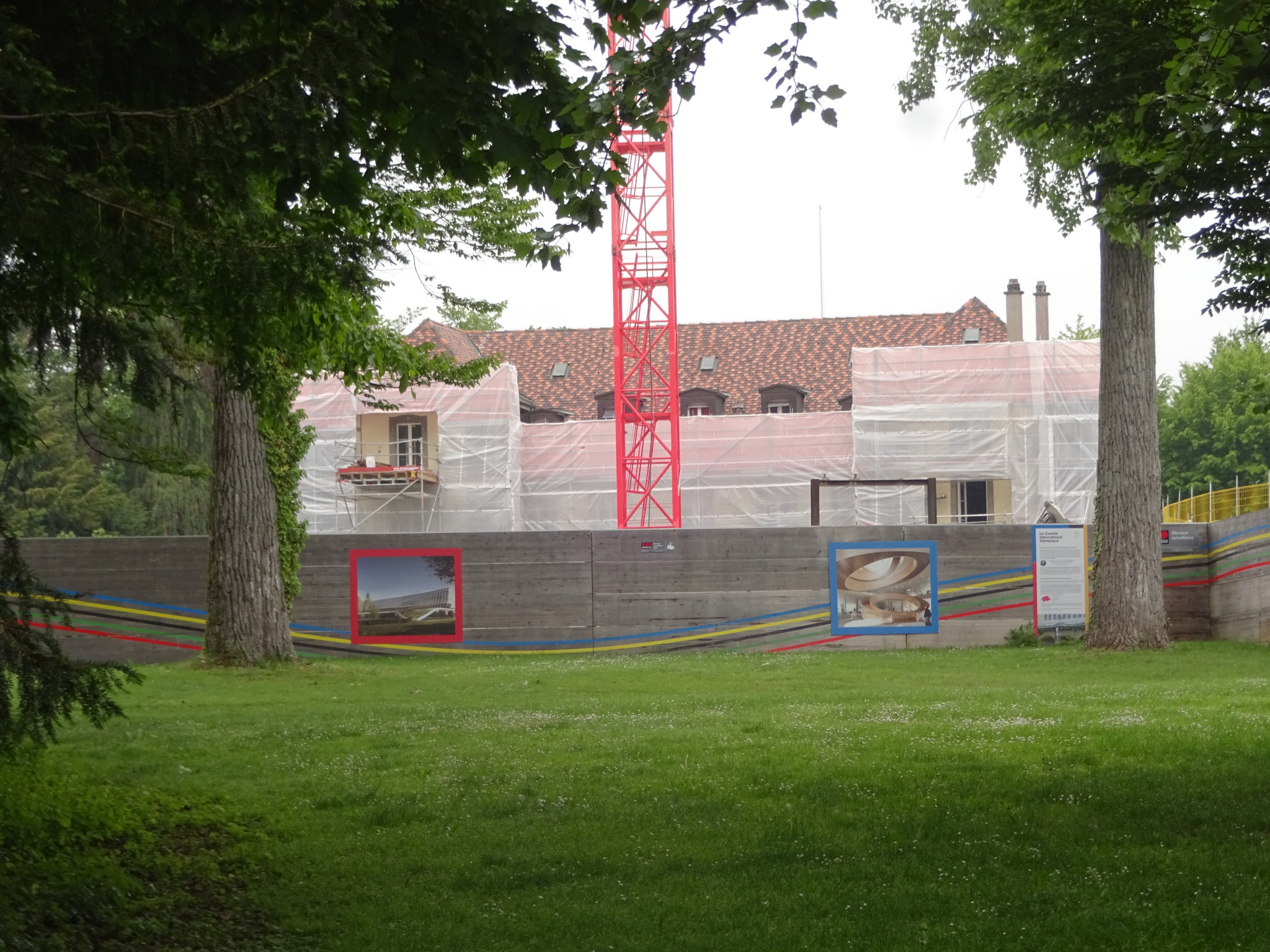 Chateau de Vidy swathed in protective sheeting during construction of the new IOC home ©ITG