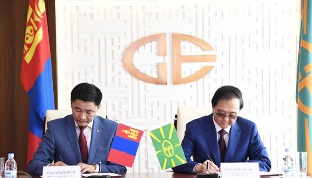 Mongolian Minister of Sport Yo Baatarbileg and Badamsuren Khookhor, director general of the state-owned enterprise Erdenet signed a Memorandum of Understanding to support the nation's athletes in their bid to compete at Tokyo 2020 ©Mongolia News Agency