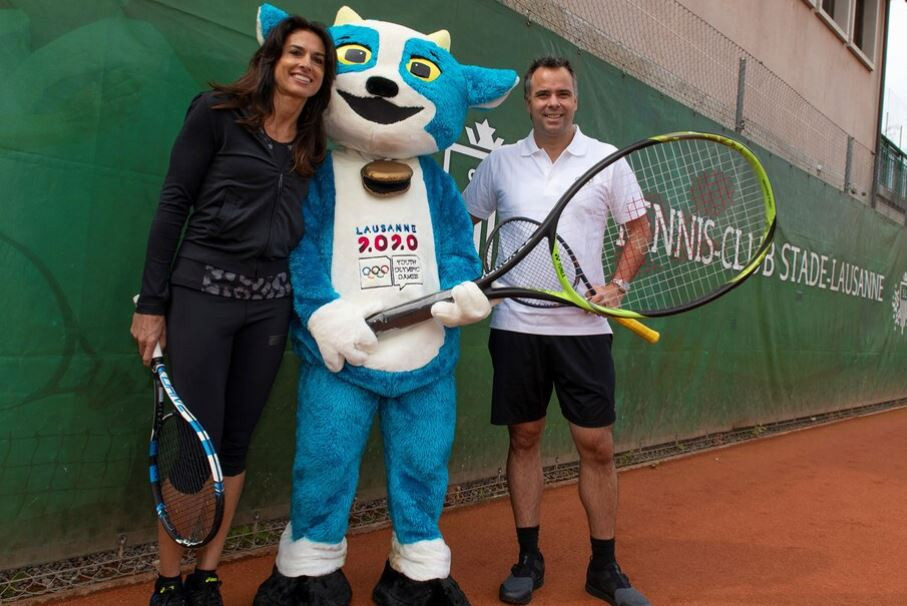 Olympic champion Fernando González of Chile and Olympic silver medallist Gabriela Sabatini of Italy led a tennis masterclass at the Stade-Lausanne Tennis Club ©IOC