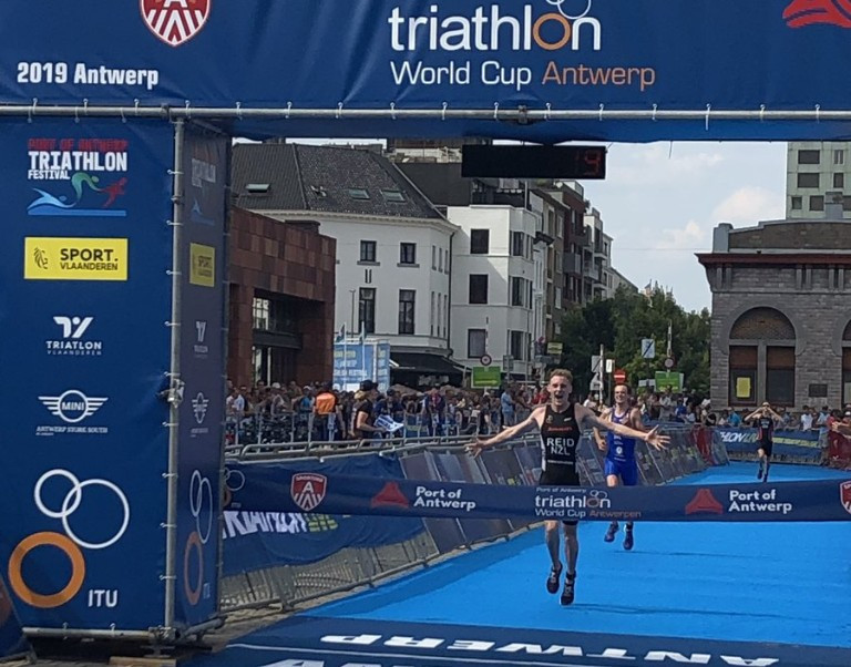 Tayler Reid triumphed in the men's race in Antwerp ©Twitter/Triathlon Live