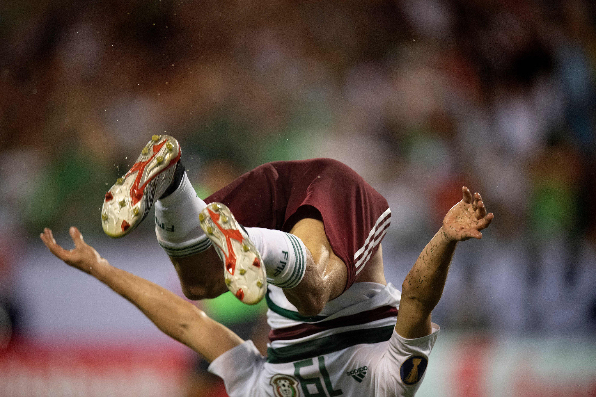 Fernando Navarro acrobatically celebrates his goal for Mexico against Martinique ©Getty Images