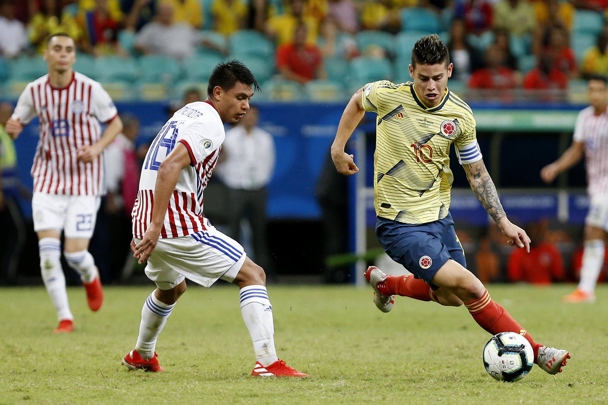 James Rodriguez of Colombia competes for the ball with Santiago Arzamendia of Paraguay ©Getty Images