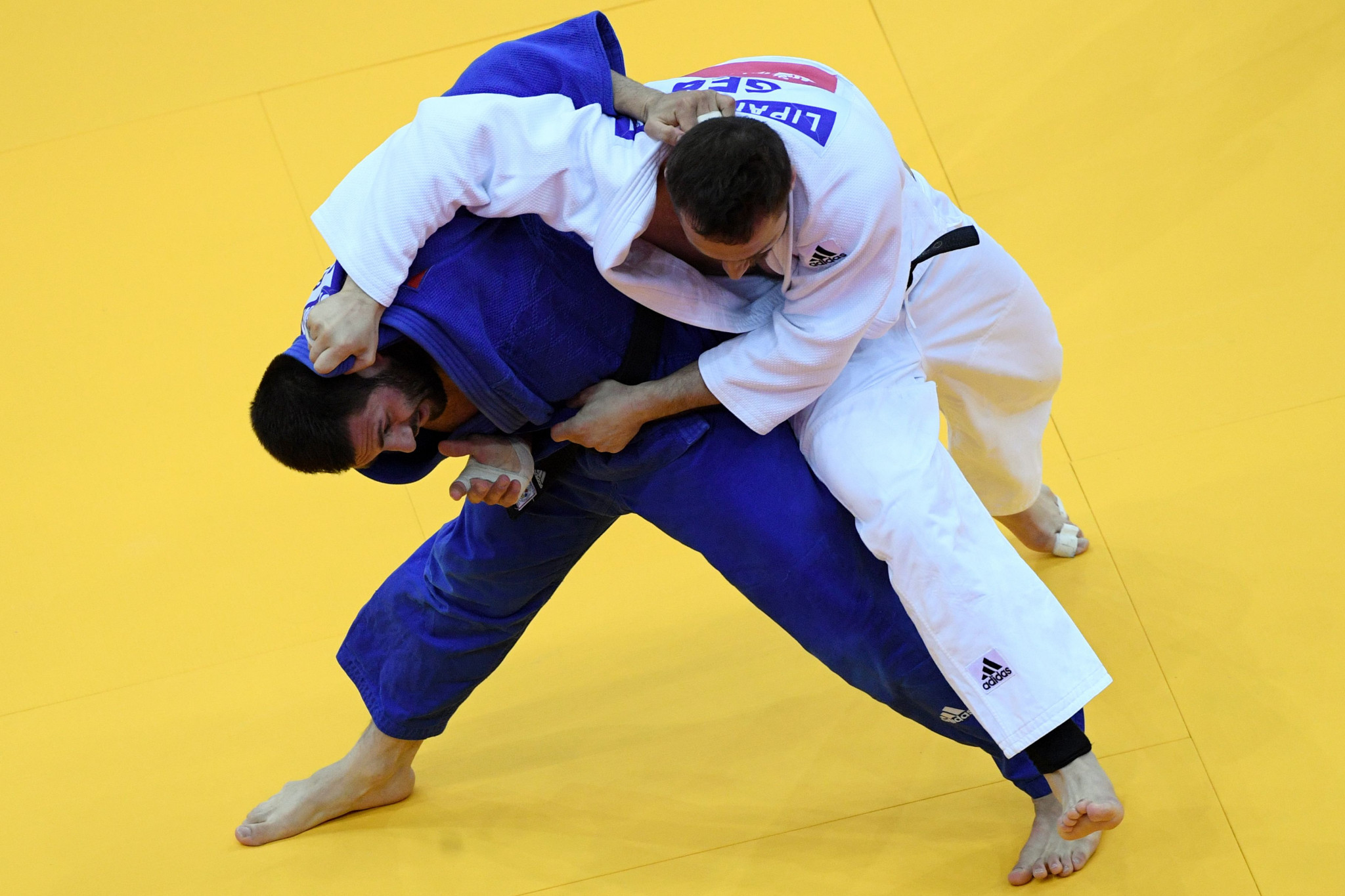 Russia's Arman Adamian stunned Georgia's Varlam Liparteliani to win the men's under-100kg final ©Getty Images