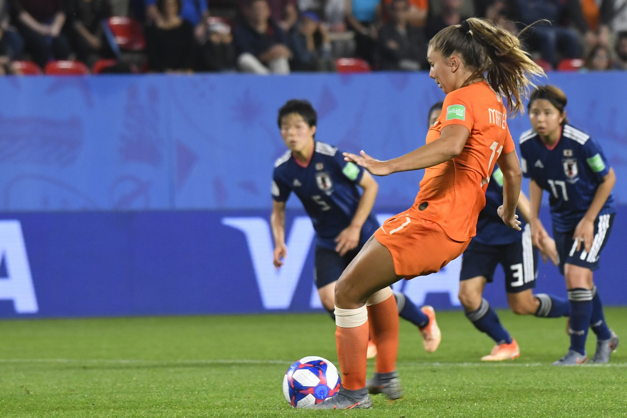 Lieke Martens' late penalty proved to be the difference as The Netherlands defeated Japan 2-1 in the last of the round-of-16 ties in Rennes ©Getty Images