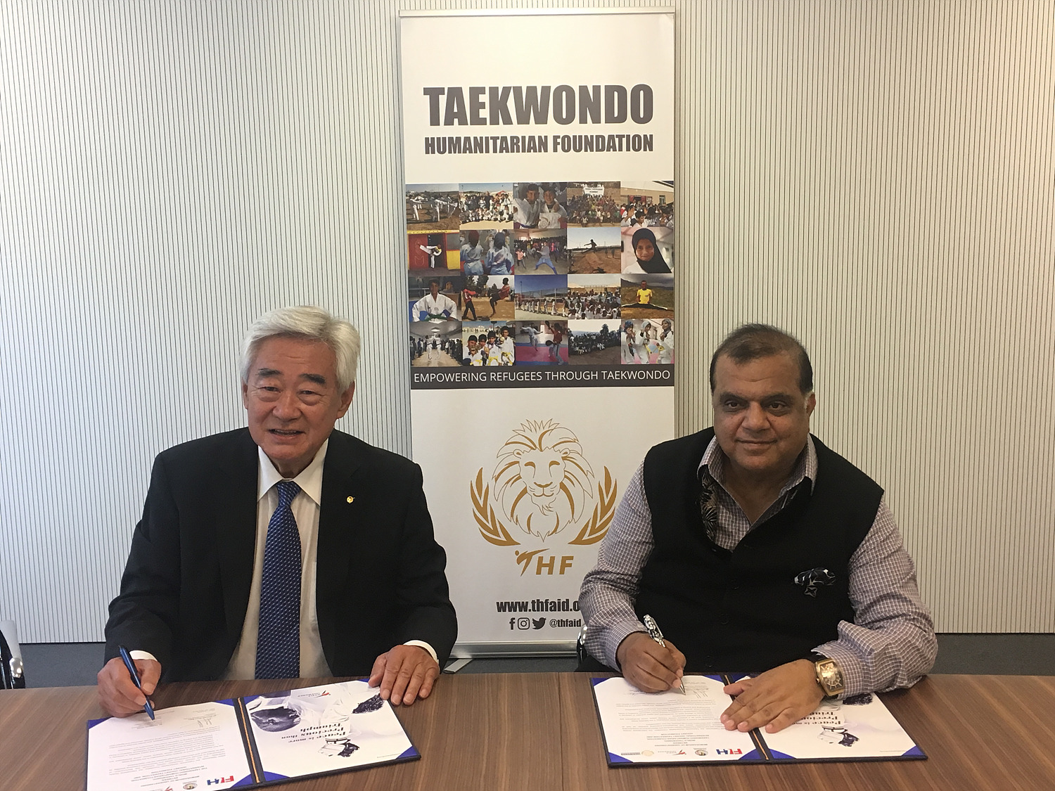 World Taekwondo President Chungwon Choue and FIH President Narinder Dhruv Batra signed the agreement ©World Taekwondo
