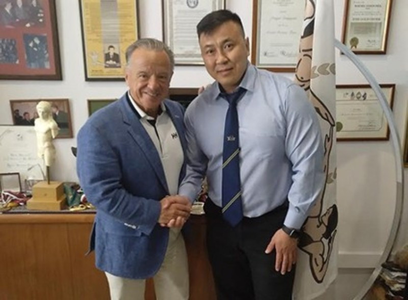 Former AFBF President Ochir Ganbaatar, right, now works in the IFBB Presidential office ©IFBB