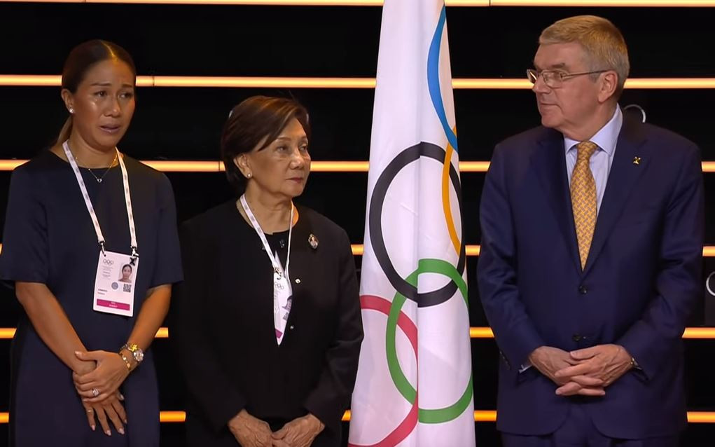 Thailand's Nat Indrapana's received a posthumous Olympic Order award, which was presented to his wife Didi, centre, by International Olympic Committee President Thomas Bach ©IOC