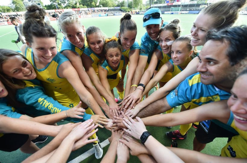The Australian team celebrates after defeating Argentina 4-3 in a shootout victory at Wagener Stadium in Amsterdam ©FIH/Twitter