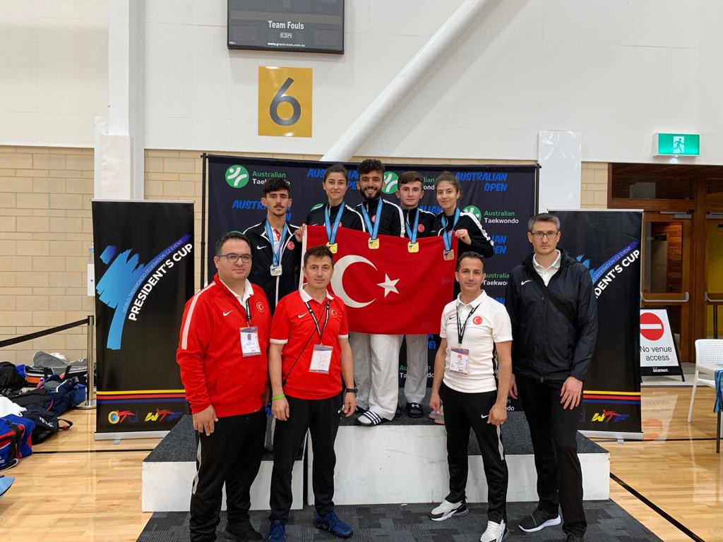 Turkey's athletes celebrate their medals ©Twitter/Turkey Taekwondo Federation