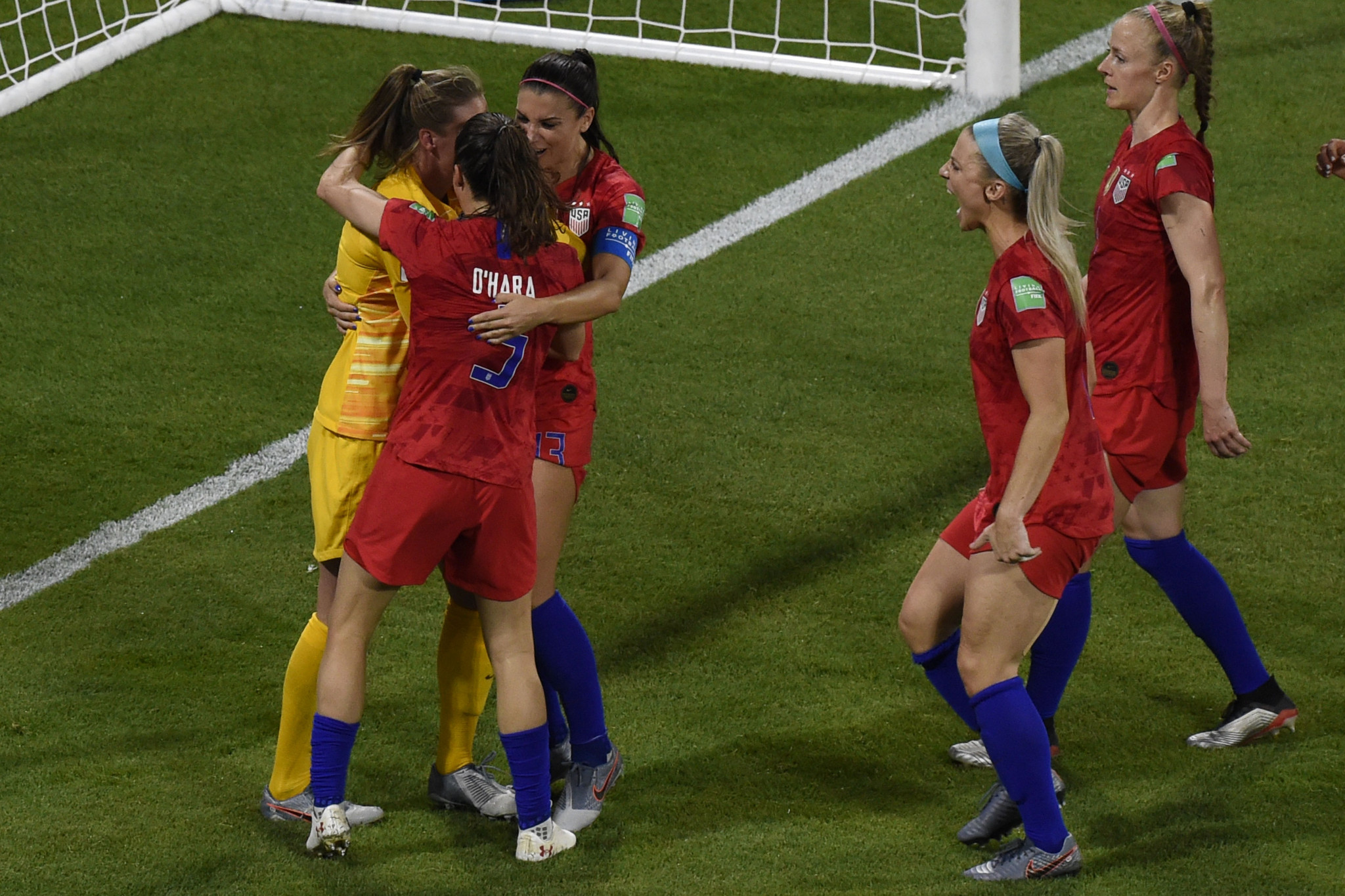 The American players congratulated Alyssa Naeher after her save ©Getty Images
