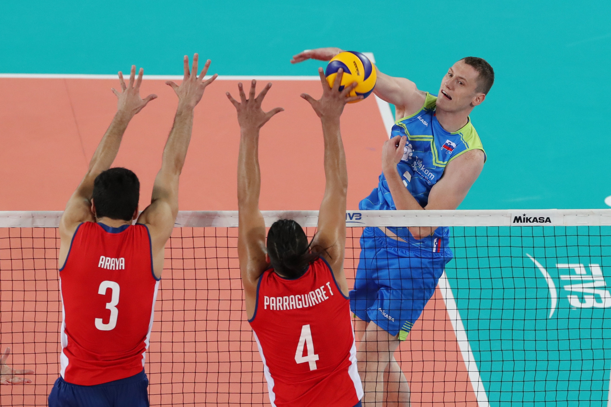 Hosts Slovenia defeated Chile in Pool A ©FIVB