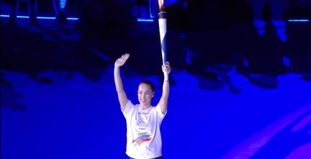 Controversial Italian gymnast Carlotta Ferlito was the final Torchbearer at the Naples 2019 Opening Ceremony ©Twitter