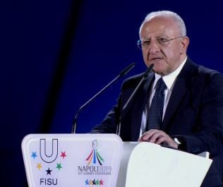 President of the region of Campania Vincenzo de Luca takes the stage as the first of the delegates to offer their welcomes to the athletes ©FISU