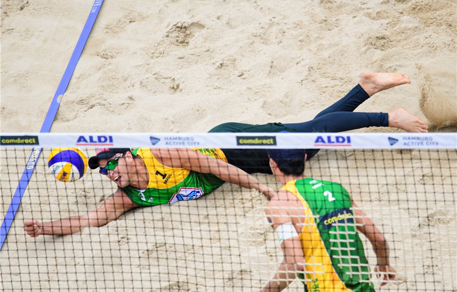 Brazil and United States earn shock wins in men’s event at Beach Volleyball World Championships in Hamburg