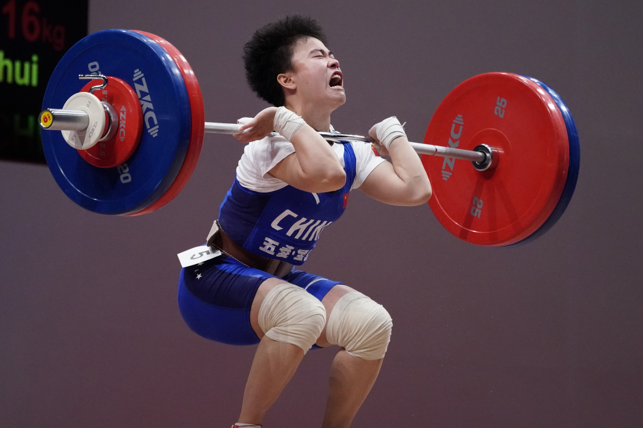 Hou Zhihui of China takes the strain in the women's 49kg ©Getty Images