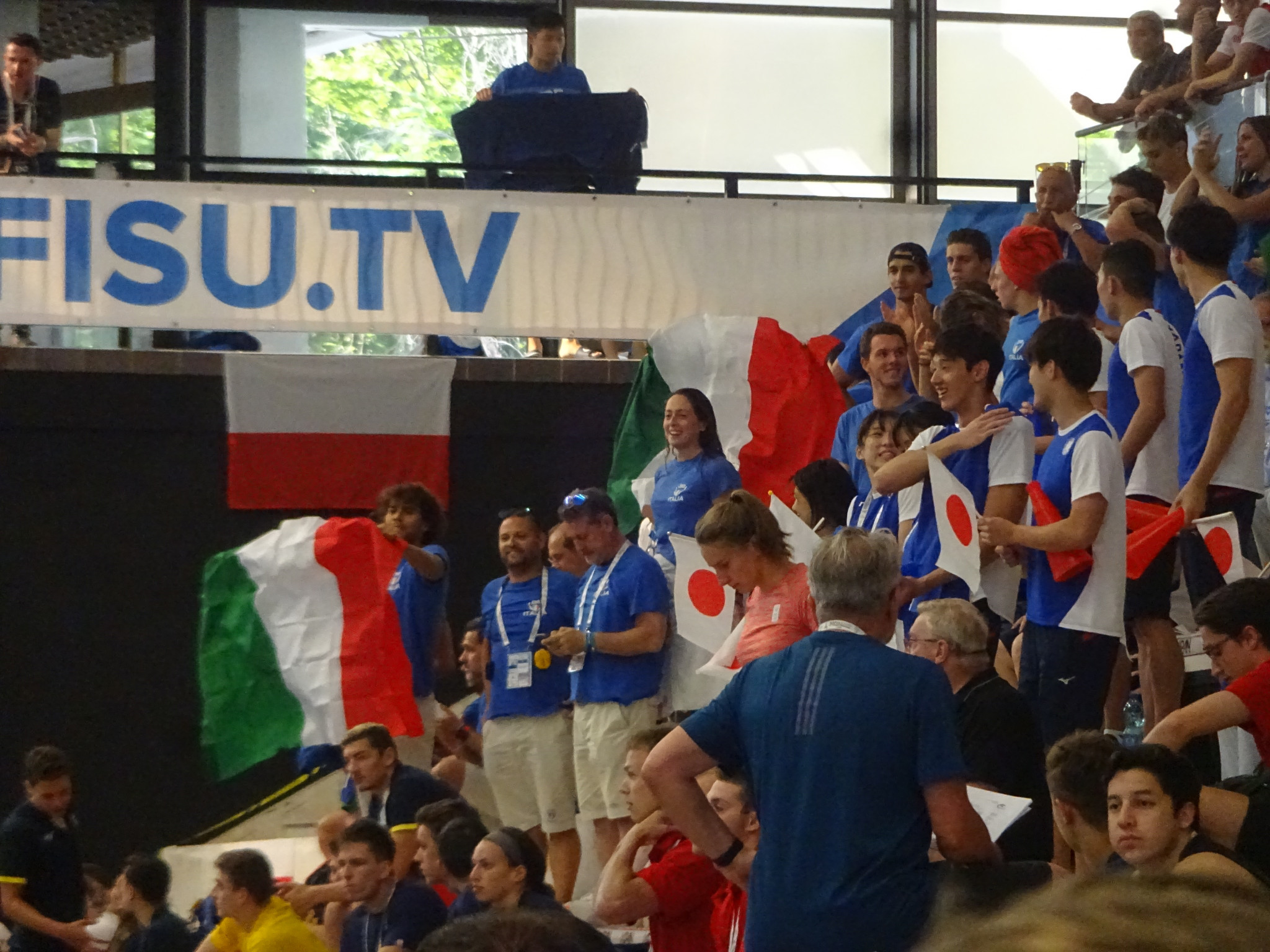 Italian fans made plenty of noise as the swimming finals continued at Piscina Scandone ©Philip Barker